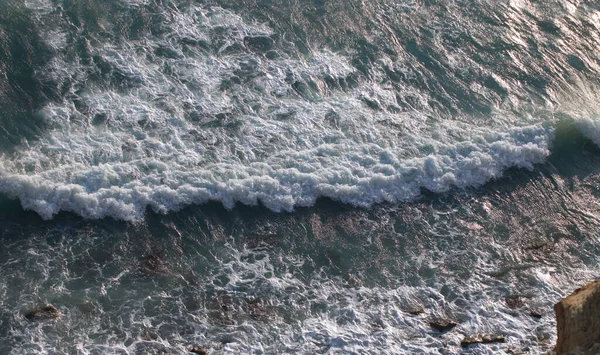 Uçurumdan Sörfe Köpüklü Dalgaya Bak — Stok fotoğraf