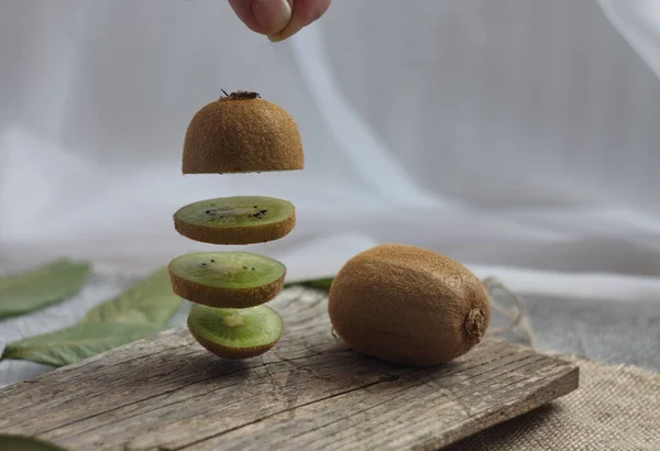 Kiwi Cai Mão Uma Prancha Madeira Voo Desintegra Pequenas Fatias — Fotografia de Stock