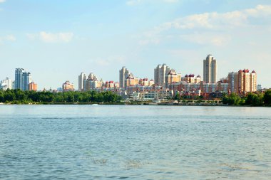 Nehir manzarası için şehir