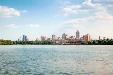 Nehir manzarası için şehir