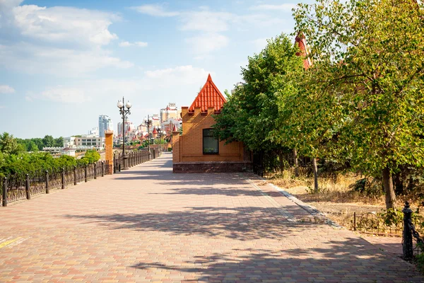 Casa en la calle terraplén —  Fotos de Stock