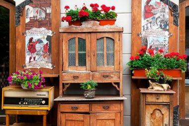 Eski kasa çiçekleri ile süslenmiş Lviv kafe, Ukrayna, 28 Haziran, 2015
