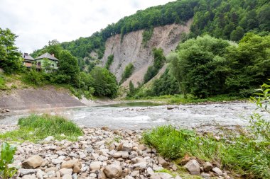 Nehir kenarında dağ evi