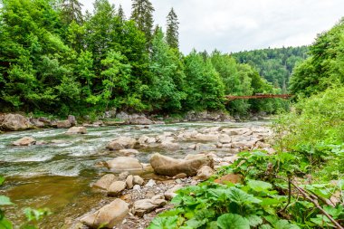 Dağlarda küçük nehir