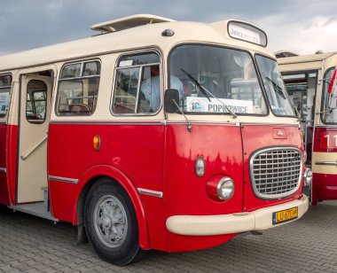 Eski araçların geçit töreninde eski bir otobüsü cilaladım.