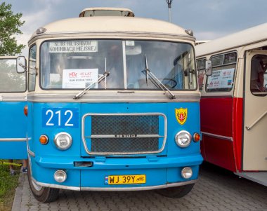 Eski araçların geçit töreninde Polonya mavisi eski bir otobüs