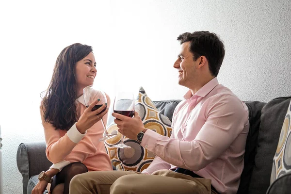 Jovem Casal Feliz Romântico Beber Copo Vinho Tinto Casa — Fotografia de Stock