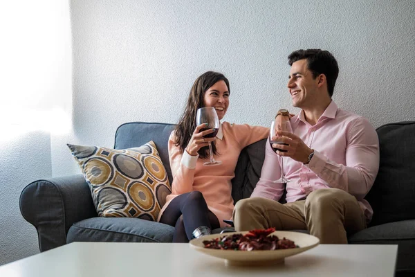 Jovem Casal Feliz Romântico Beber Copo Vinho Tinto Casa — Fotografia de Stock