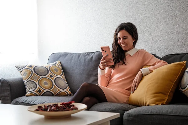 Vrouw Met Behulp Van Een Mobiele Telefoon Tijdens Het Ontspannen — Stockfoto