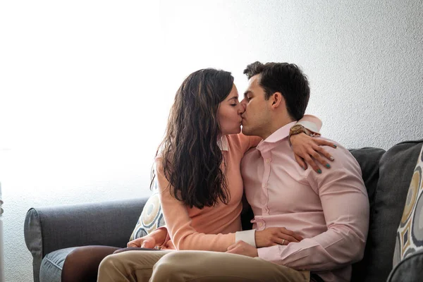 Jovem Casal Beijando Sofá — Fotografia de Stock