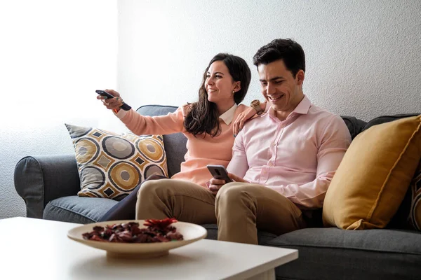 Jovem Casal Assistindo Sofá — Fotografia de Stock