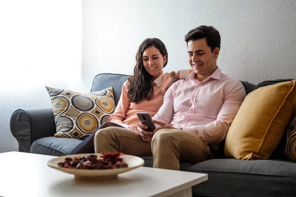 Jovem Casal Assistindo Sofá — Fotografia de Stock