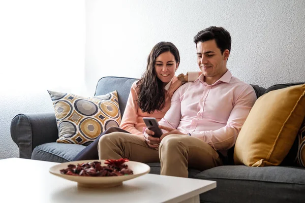 Jovem Casal Assistindo Sofá — Fotografia de Stock