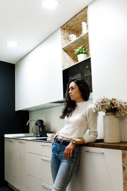 Mutfakta oturan neşeli genç bayan.