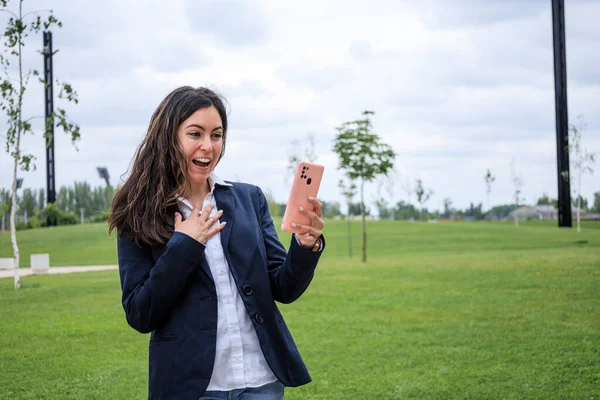 Vídeo Bem Sucedido Menina Negócios Com Smartphone Sendo Promovido Parque — Fotografia de Stock