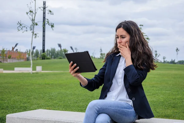 Joven Mujer Negocios Usando Tableta Preocupado Parque Moderno — Foto de Stock