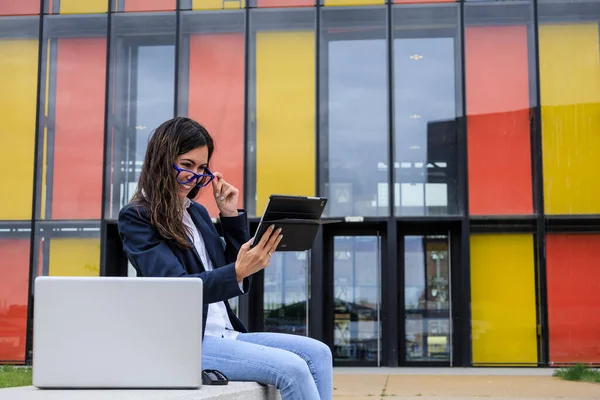 Empresario Trabajando Con Múltiples Dispositivos Sentados Banco Parque Moda — Foto de Stock