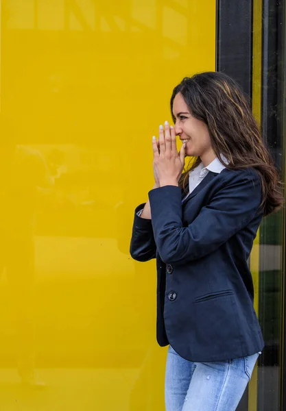 Sarı Arka Planda Izole Edilmiş Genç Kadını Vaaz Veren Elleriyle — Stok fotoğraf