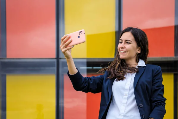 Retrato Una Mujer Negocios Bonita Tomando Selfie Teléfono Inteligente Mientras — Foto de Stock