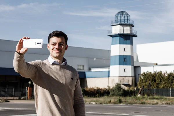 Inquadratura Centrale Giovane Lavoratore Rasato Maglione Beige Camicia Che Selfie — Foto Stock