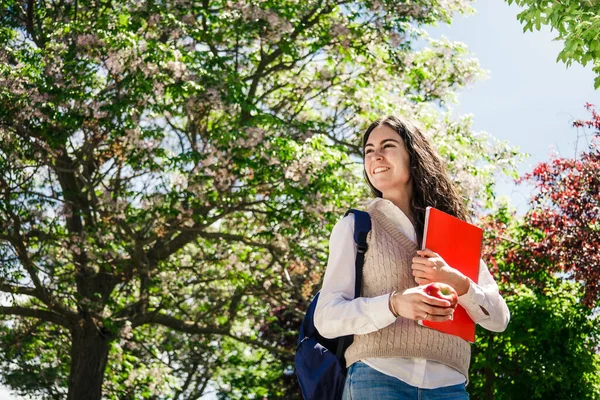 Estudiante Universitaria Comiendo Una Manzana Campus Disparo Desde Abajo Espacio — Foto de Stock