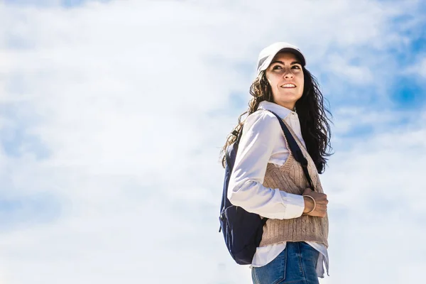 Chica Estudiante Con Bolsa Mirando Hacia Atrás Sonriendo Cielo Fondo — Foto de Stock