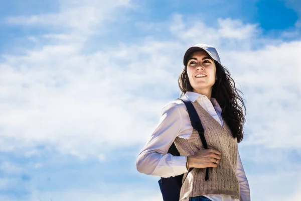 Çantası Olan Öğrenci Kız Arkasına Bakıyor Gülümsüyor Gökyüzü Arkaplanı Kopyalama — Stok fotoğraf