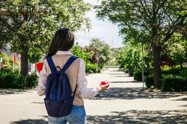 Disparo Espalda Una Estudiante Sosteniendo Una Manzana Cuaderno Campus — Foto de Stock