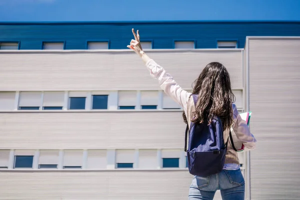 Üniversitenin Önünde Elinde Zafer Işaretiyle Duran Öğrenci Kız — Stok fotoğraf