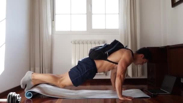 Fit jeune homme faisant push-ups à la maison — Video