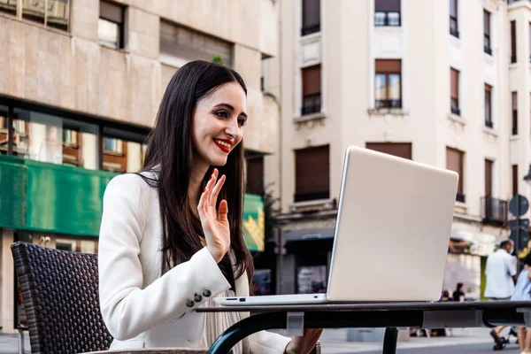 Mujer Joven Caucásica Con Elegante Traje Labios Rojos Saludo Con — Foto de Stock