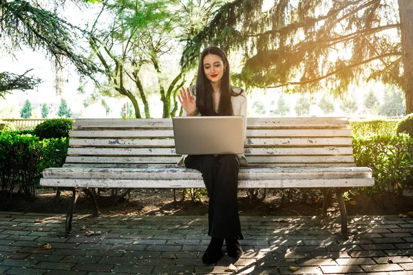 Joven Empresaria Caucásica Saludo Con Mano Videoconferencia Parque — Foto de Stock