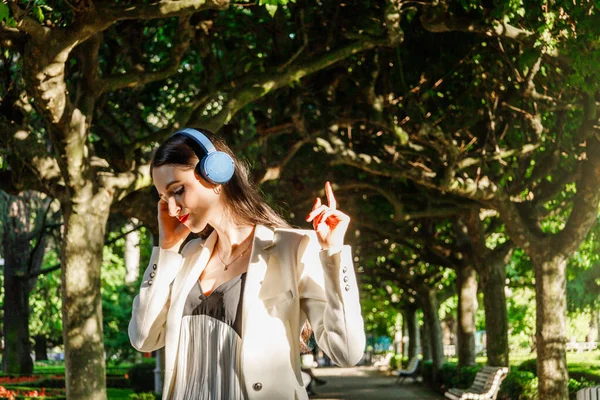 Kafkasyalı Beyaz Kız Parkta Mavi Kulaklıklı Müzik Dinliyor Eğleniyor Dans — Stok fotoğraf