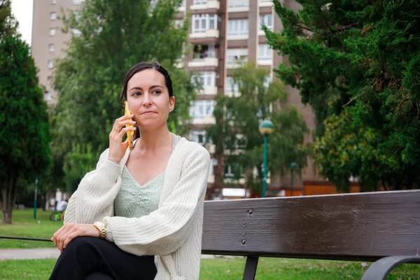 Beyaz Kadın Şehir Parkında Telefonla Konuşuyor — Stok fotoğraf