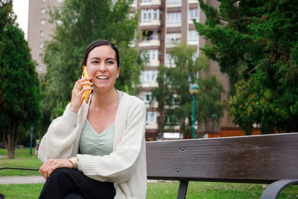 Kafkasyalı Genç Kadın Telefonuyla Arıyor Gülüyor — Stok fotoğraf