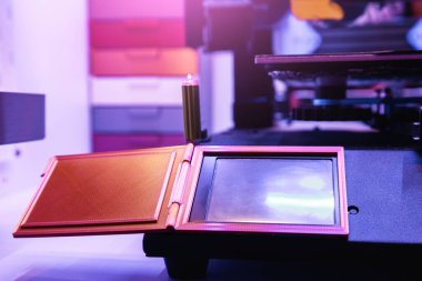 Neon ışıklı 3D yazıcının denetim paneli