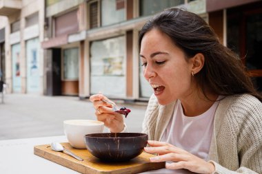 Mutlu Gülümseyen Kadın Dışarıda Kahvaltı Yapıyor
