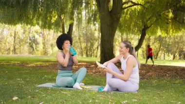 Çeşitli kadın arkadaşlar antremandan sonra ferahlatıcı bir mola veriyorlar