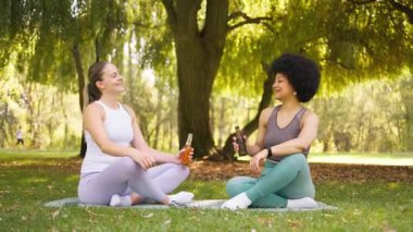 Kadın arkadaşlar spordan sonra parkta bira içerek rahatlıyorlar.