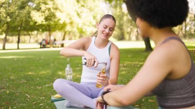 Kadın arkadaşlar parkta çalıştıktan sonra bira kızartıyorlar.