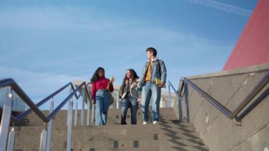 Çeşitli uluslararası üniversite öğrencileri birlikte yürüyorlar.