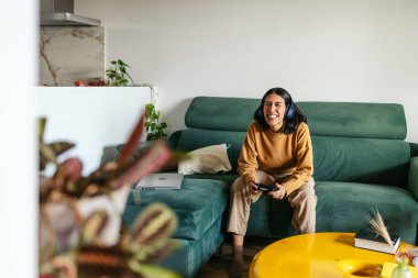 Kadın video oyunlarını neşeli bir şekilde evinde yayınlıyor