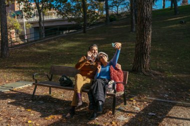 Kıdemli çift iyi vakit geçirip selfie çekiyor.