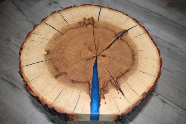 Ahşap masa mavi epoksi ile birleştirilmiş. Siyah endüstriyel bacaklar.