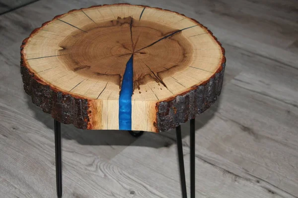 Ahşap masa mavi epoksi ile birleştirilmiş. Siyah endüstriyel bacaklar.