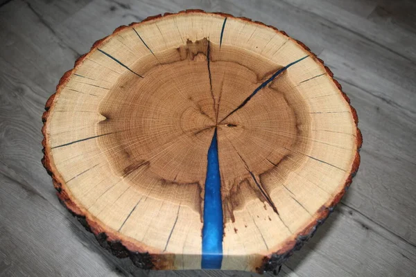 Ahşap masa mavi epoksi ile birleştirilmiş. Siyah endüstriyel bacaklar.