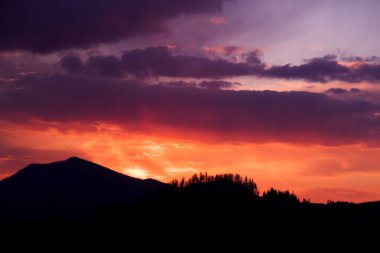 Kuzey Slovakya 'da gün batımı ilginçtir.
