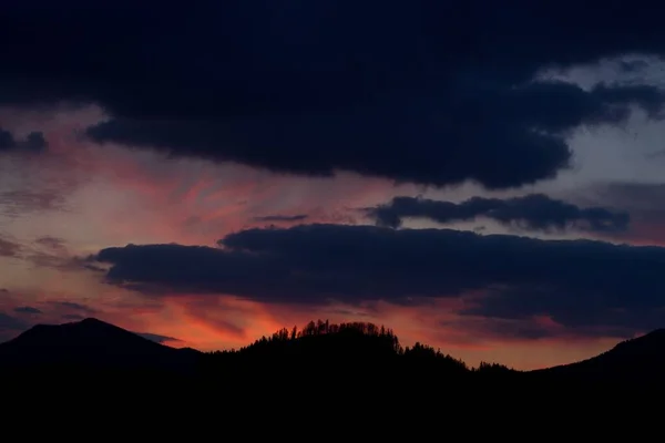 Kuzey Slovakya 'da gün batımı ilginçtir.