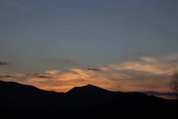 Tek bir yer. Gün batımının daha fazla görüntüsü.