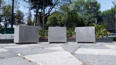 Kamu parkında küp şeklinde beton koltuklar